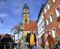 Bild: Petra Hartl
Redakteur Andreas Ascherl lässt sich von Stadtheimatpflegerin Beate Wolters bei einem Spaziergang durch die Amberger Altstadt Dächer zeigen, auf denen es aus denkmalpflegerischer Sicht vertretbar wäre, eine PV-Anlage zu installieren.