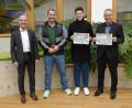 Bild: gac
Jürgen Schleicher (links) und Jörg Melchner (rechts) vom Lions Club Sulzbach-Rosenberg gratulierten Lukas Breckner zu seinem erfolgreichen Bild. Mit dem Schüler freute sich auch Schulleiter Martin Zimmermann (Zweiter von links).