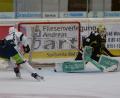 Bild: Christian Kaminsky
Die Blue Devils gewannen am Freitag bei den Tölzer Löwen mit 3:1. Hier erzielt Luca Gläser (links) das 1:0. Der Tölzer Goalie Enrico Salvarani ist ohne Abwehrchance.