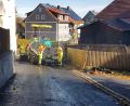 Bild: gi
Den Schlussstrich unter die Arbeiten im Schlosshof Burgtreswitz setzt die Baufirma Haimerl aus Pillmersried. Die Anlieger freuen sich über ihre neue Straße.