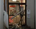 Archivbild: dob
Der Eingangsbereich der Sparkassen-Filiale in Luhe ist nach der Sprengung eines Automaten am Dienstag zerstört.
