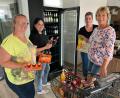 Bild: nza
Die fleißigen Damen des Dorfladen-Teams mit Conny Grünbauer (von links), Sabrina Zahn, Romina Forte und Elke Kropf beim Bestücken des Kühlschranks.