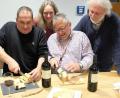 Bild: do
Initiator Hubert Schug, Dirigentin Riita Michelson, Liedertafel-Vorsitzender Karl Ott und Vorstandsmitglied Willibald Kallmeier bei der Kostprobe der Käsespezialitäten aus der Partnergemeinde