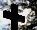 Bild: Patrick Pleul/dpa-Zentralbild
Ein Kreuz im Gegenlicht auf einem Friedhof. Zu Allerheiligen möchte ein Senior seiner verstorbenen Jugendfreundin ein Blumengebinde schenken. Doch die Stadtverwaltung kann keine Auskunft darüber geben, wo das Grab auf dem Friedhof zu finden ist.