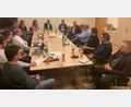 Bild: mez
CSU-Kreistagsfraktionssprecher Bernd Sommer (Fünfter von rechts) machte seinen Antrittsbesuch beim Kreisverband der Mittelstandsunion. Kreisvorsitzender Leonhard Zintl freute sich, dass viele Freiberufler, Selbständige und Mittelständler dieses Angebot zum Gedankenaustausch wahrnahmen.
