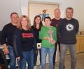 Bild: bsc
Edeltraud Kaßeckert (Mitte) sicherte sich vor Claudia Schlicht (links) und Uwe Heider (rechts) den Kirchweihpokal 2022 der Frauenreuther Schützen. Mit im Bild (hinten, von links) Wolfgang Schlicht, Elena-Maria Schlicht und Bernhard Stock.