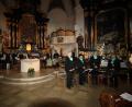 Bild: bjp
Mit begeistertem Beifall und Spenden für die Erneuerung der Orgel würdigten die rund 100 Besucher die Vortragskunst der Musiker beim "Marienlob" in der Pressather Stadtpfarrkirche. Von links: Friedenfelser Stubenmusik, "Marienlob"-Initiator Josef Kämpf, Josefshofer Hausgsang, Flötengruppe Lober; hinter der Flötengruppe Stadtpfarrer Edmund Prechtl.