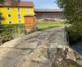 Bild: amö
Die Brücke in Untereppenried befindet sich in einem maroden Zustand. Vor einem Ersatzbau wird eine neue Teerdecke für vorübergehende Kosmetik sorgen.