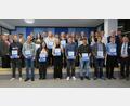 Bild: Hirsch
Das Berufliche Schulzentrum ehrte die besten Absolventen des vergangenen Schuljahres. Das Bild zeigt die Preisträger mit den Vertretern der Schule und den Ehrengästen.