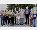 Bild: frd
Stellvertretender Kreisvorsitzender Audi Lurbiecki (Siebter von links) würdigte die gute Vereinsarbeit und hatte für Vorsitzende Melanie Roth (Dritte von rechts) ein Jubiläumsgeschenk parat. Unser Bild zeigt die bei der Jubiläumsfeier geehrten Mitglieder, Bürgermeister Rudolf Teplitzky (Mitte) und Kreisfachberaterin Heidi Schmid (Fünfte von links).