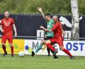 Archivbild: Hubert Ziegler
Der 1. FC Rieden – im Bild Sven Florek (Mitte) – feierte in Regenstauf seinen dritten Saisonsieg.