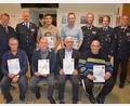 Bild: jr
Jahrzehntelange Mitglieder zeichnete die Feuerwehr Mitterteich an einem Ehrenabend aus. Im Bild (sitzend, von links) Karlheinz Klisch, Hubert Schröter, Wilhelm Forster und Carsten Rohrsetzer sowie (stehend, von links) Bürgermeister Stefan Grillmeier, Kommandant Franz Bauernfeind, Thomas Seitz-Hartwich, Helmut Grillmeier, stellvertretender Kommandant Günther Sommer, Vorsitzender Christian Grillmeier und Kreisbrandmeister Wolfgang Wedlich.