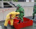 Bild: egl
Damit im Notfall jeder Handgriff sitzt, übten Chemikalienschutzanzugträger von neun Feuerwehren am Samstag am Gelände der Rosenberger Kläranlage.