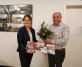 Bild: Gemeinde Kohlberg/exb
Bürgermeister Gerhard List verabschiedet die langjährige Gemeinderätin Martina Auer-Bertelshofer.