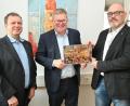 Bild: Thomas Graml, Stadt Amberg/exb
Ab Samstag, 5. November, gibt es wieder den Lions-Adventskalender. Ambergs Oberbürgermeister Michael Cerny (Mitte) erhielt das erste Exemplar von Andreas Herrmann (links) und Andreas Aßmuth.