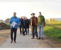 Bild: frd
Auf Initiative von CSU-Ortsvorsitzendem Tobias Ehrenreich wurde bei einer Ortsbegehung die Interessengemeinschaft Gewerbegebiet B 22 gegründet. Dritter Bürgermeister Günter Gilch, Klothilde Koller, Josef Biebl (BI Hof Plus), Jochen Schneider (stellvertretender CSU- Ortsvorsitzender), Peter Forster (SPD-Ortsvorsitzender), Peter Spichtinger und Michael Kraus gehören ihr an.