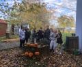 Bild: Mittelschule Mitterteich/exb
Kinder der Ganztagsschule an der Mittelschule Mitterteich haben heuer wieder Gesichter in Kürbisse geschnitten.