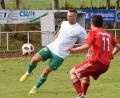 Bild: Gebert
Mitterteichs Justin Göhlert (links) versucht in dieser Szene, den Ball über Tim Bächer von der SpVgg Wiesau zu lupfen. Beide Teams trennten sich am Ende 2:2.