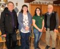 Bild: bsc
Bürgermeister Oskar Schuster (links) und der Vorsitzende des Patenvereins Kleintierzuchtverein Windischeschenbach, Karl Luber (rechts), beglückwünschten die beiden Vorsitzenden des Jubelvereins, Ramona Tretter und Nadja Dostler (von links).