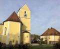 Bild: gri
Die Pfarrkirche St. Walburga in Lintach mit dem Pfarrhaus daneben.