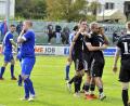 Bild: Hubert Ziegler
Der Ammerthaler Doppeltorschütze Kenan Muslimovic (Dritter von rechts) bejubelt mit Andre Karzmarczyk, Tim Sulmer und Fabian Helleder (von rechts) seinem Ausgleichstreffer. Kapitän Stefan Graf, Michael Jonczy und Felix Behnke (von links) von der SpVgg SV Weiden sind enttäuscht.