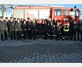 Bild: jr
Drei Gruppen der Feuerwehr Konnersreuth absolvierten kürzlich mit Erfolg das Löschabzeichen Wasser. Im Bild die erfolgreichen Brandschützer mit den Schiedsrichtern (erste Reihe, von links), den Kreisbrandmeistern Wolfgang Bauer und Wolfgang Wedlich und Kreisbrandinspektor Stefan Gleißner, sowie (von rechts) Bürgermeister Max Bindl, Kommandant Stefan Kreuzer und Vorsitzender Sven Jäger.