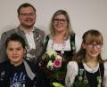 Bild: mrr
Die Schützengesellschaft Vilstal Rieden proklamiert ihre neuen Würdenträger (vorne, von links): Jugendkönig Matthias Ried und Jugendliesl Jana Mikalauskas; dahinter (von links): Schützenkönig Thomas Graf und Schützenliesl Michaela Graf.
