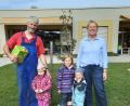 Bild: wrm
Bauer Thomas (links) von den Grünen überreicht der Kinderoase St. Emmeram 50 Liter Apfelsaft. Leiterin Petra Kunz-Walllerer (rechts) freute sich über die Spende.