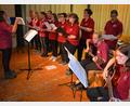 Bild: jr
Seit der Gründung vor 25 Jahren leitet Carolin Günthner (links) die Gruppe „Omnis“. Beim Weinabend zum Jubiläum trugen die Sängerinnen und Sänger mit einigen Songs zur guten Stimmung im Josefsheim bei.