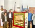 Bild: Pammer/exb
Mit der Übergabe der Vereinsfahne an die Heimatstadt wurde das Ende der Landsmannschaft München nun auch offiziell. Im Bild (von links): Bürgermeister Frank Zeitler, Erna Zitzmann Hans Brandl, Konrad Ringelstetter und der Vorsitzende des Bürgervereins, Karl Beer.
 