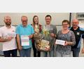 Bild: fvo
Die Gewinner mit Fabian Irlbacher (dritter Platz), Josef Holfelner (Sieger), Linda Baumann (Trostpreis), Manuel Baier (vierter Platz), Roswithas Wild (zweiter Platz), Herbert Striegl (Vorsitzender der Löwenfreunde).