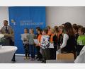 Bild: bö
Die Einweihungsfeier für die Offene Ganztagesbetreuung in Ebermannsdorf gestaltet der Chor der Grundschule. Bürgermeister Erich Meidinger (links) spricht von funktional überzeugenden Räumen.