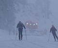 Bild: Carsten Hoefer/dpa
Zwei Skitourengeher und eine Pistenraupe im vergangenen Winter im oberbayerischen Skigebiet Spitzingsee in Oberbayern.