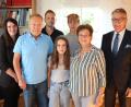 Bild: Stadt Tirschenreuth/exb
Bürgermeister Franz Stahl (rechts) gratulierte Norbert und Gerlinde Gründel (vorne, in der Mitte mit Enkeltochter Milla) zur Goldenen Hochzeit. Mit im Bild: Schwiegertochter Verena, Sohn Stefan und Enkel Julian (hinten von links).