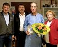 Bild: R. Kreuzer
Die Dorfgemeinschaft Neunkirchen mit (von links) Gerd Miederer, Stefan Bauer und Renate Jahreis (rechts) dankt Dr. Erich Vettori.
