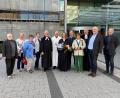 Bild: Michael Reindl/exb
Bei einem feierlichen Gottesdienst wird Doris Kick (Sechste von rechts) in ihr neues Amt als evangelische Seelsorgerin am Klinikum Weiden eingeführt.