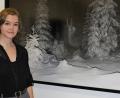 Bild: Hirsch
Fotografin Elena Helfrecht erinnert in diesem Bild an die Mythen und Rituale der Rauhnächte und lässt im winterlichen Steinwald eine Perchtfigur erscheinen. Der Bezirk kaufte die Fotografie für seine Kunstsammlung auf.
