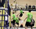 Bild: Hubert Ziegler
Oskar Trautner vom VC Amberg kann in dieser Szene mit einem wuchtigen Schmetterschlag den Ball in die gegnerische Hälfe befördern, beobachtet von seinen Mannschaftskollegen Tim Schneider, Anton Liebscher, Fabian Buck, Spielertrainer Florian Birner (verdeckt) und Bastian Haberl (von links).