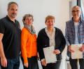 Bild: Manfred Bäumler/exb
Alfons Dirmeier und Christine Vollath (von rechts) wurden für langjährige Mitgliedschaft bei der Kolpingsfamilie durch die Vorsitzenden Maria Meyer und Wolfgang Lobinger (von rechts) geehrt.