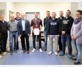 Bild: akp
Die Gemeinde Gleiritsch ehrte den Pistolenschützen Andreas Köppl (Fünfter von links). Der Bronzemedaillengewinner der Weltmeisterschaften trug sich in das Goldene Buch der Gemeinde ein. Bürgermeister Josef Pretzl (Vierter von links) und der Gemeinderat gratulierten.
