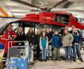 Bild: Jugendfeuerwehr Griesbach/exb
Jugendwartin Anna-Lena Rubenbauer (rechts), Jugendwartin der Feuerwehr Griesbach, organisierte einen Überraschungsausflug für die Jugendfeuerwehr zur DRF-Luftrettungsstation. Mit dabei waren auch Vorsitzender German Hartmann und Zweiter Kommandant Manfred Scharnagl (hinten von rechts). Pilot Martin Anz (links) erklärte alle Funktionen und Geräte des Rettungshubschraubers Christoph 80.