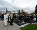 Bild: bey
Stadtpfarrer Adam Karolczak segnet beim Gang über den Friedhof die Gräber.