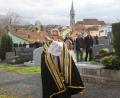 Bild: njn
Pfarrer Martin Besold segnete die Gräber auf dem Erbendorfer Friedhof.