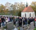 Bild: do
Zur traditionellen Andacht versammeln sich im Eschenbacher Friedhof in diesem Jahr besonders viele Gläubige.