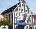 Bild: Wilcke
So könnten sie auf dem Dach des Hohenburger Rathauses liegen: die Module einer PV-Anlage. Hohenburgs Bürgermeister Florian Junkes (CSU) macht sich stark dafür, dass auf dem historischen Dachstuhl bald Energie aus Sonne gewonnen wird.