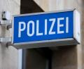 Bild: Jan Woitas/dpa-Zentralbild/dpa/Symbolbild
Ein LED-Leuchtkasten hängt an einem Polizeirevier. Eine Sulzbach-Rosenbergerin erstattete Anzeige. Über elf Tage hatte ein falscher Rechtsanwalt von ihr Geld gefordert.