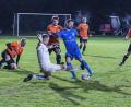 Bild: gud
Christoph Gietl (blaues Trikot) erzielte nach einer feinen Drehung das 1:0 für den SV Schwarzhofen im Nachholspiel gegen den TSV Detag Wernberg.