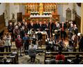 Bild: fdl
Die Gruppe Grenzenlos und der Männerchor Ehenfeld beim gemeinsam gesungenen Abschlusslied ihres Konzerts in der Hirschauer Pfarrkirche.