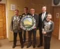 Bild: Schützengesellschaft Tirschenreuth/exb
Bürgermeister Franz Stahl (Mitte) und Gauschützenmeister Manfred Zölch (Zweiter von rechts) überreichten den „alten“ Königen die obligatorischen Knackwurstketten und übergaben den neuen Königen die Schützenketten, und die von der Stadt gestiftete Ehrenscheibe. Im Bild: (von links) Harald Thiermann, Roland Michl, Franz Stahl, Manfred Zölch und Jonas Schedl.
