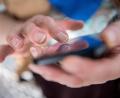 Bild: Sebastian Gollnow/dpa
Eine Seniorin tippt auf ihrem Smartphone. Die Amberger Polizei warnt vor sogenannten Enkeltrick-Betrügereien.